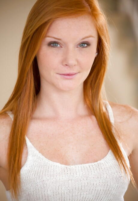 Sexy milfs Alex Tanner and Kendra James makes some hot foot fetish 